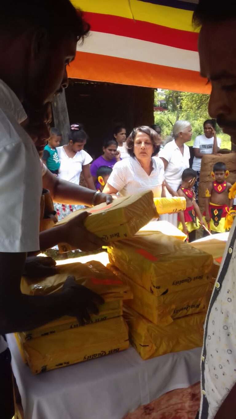 පේරමඩුව පෙර පාසැල් දරුවන් හට පොත්පත් බෙදාදීමපේරමඩුව පෙර පාසැල් දරුවන්